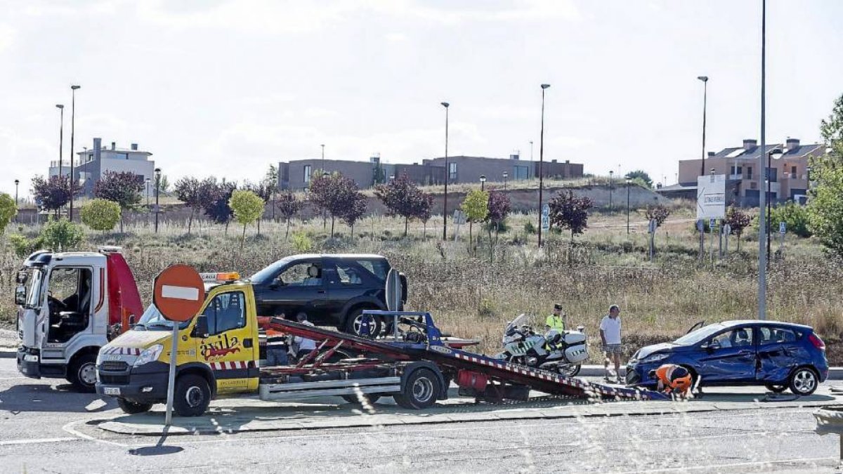 La grúa se lleva uno de los coches accidentados junto a La Galera.-M.Á. Santos