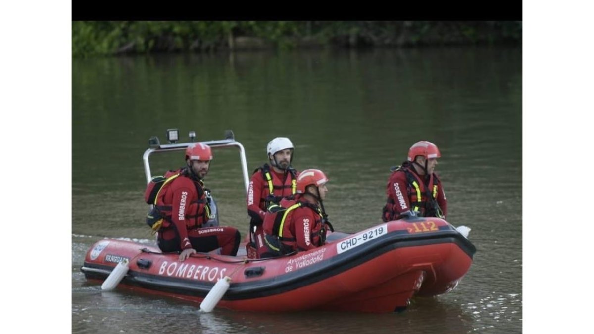 Bomberos buscan al joven desaparecido. - EL MUNDO