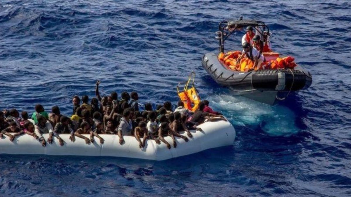 Operación de rescate de Médicos sin Fronteras de una sobrecargada embarcación neumática, a 26 millas de las costas de Libia, el 26 de octubre.-EFE / MSF