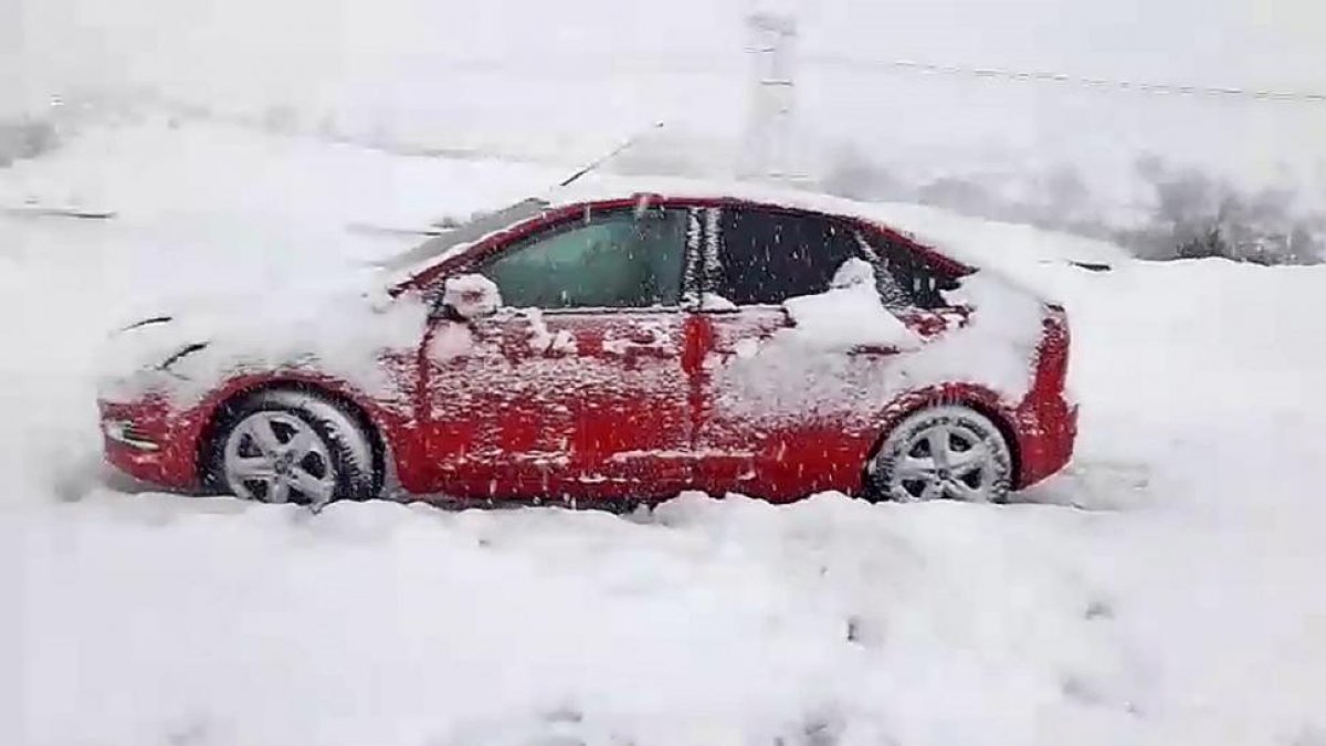 Vehículo del conductor multado, atrapado por la nieve en la AP-6 el día de Reyes.-E. M.