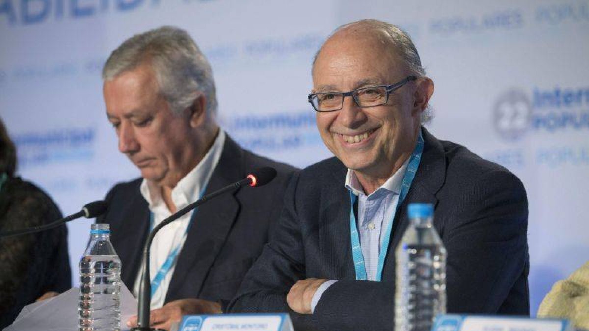 El ministro de Hacienda, Cristóbal Montoro, junto al vicesecretario de Política Autonómica y Local del partido, Javier Arenas.-Foto: EFE