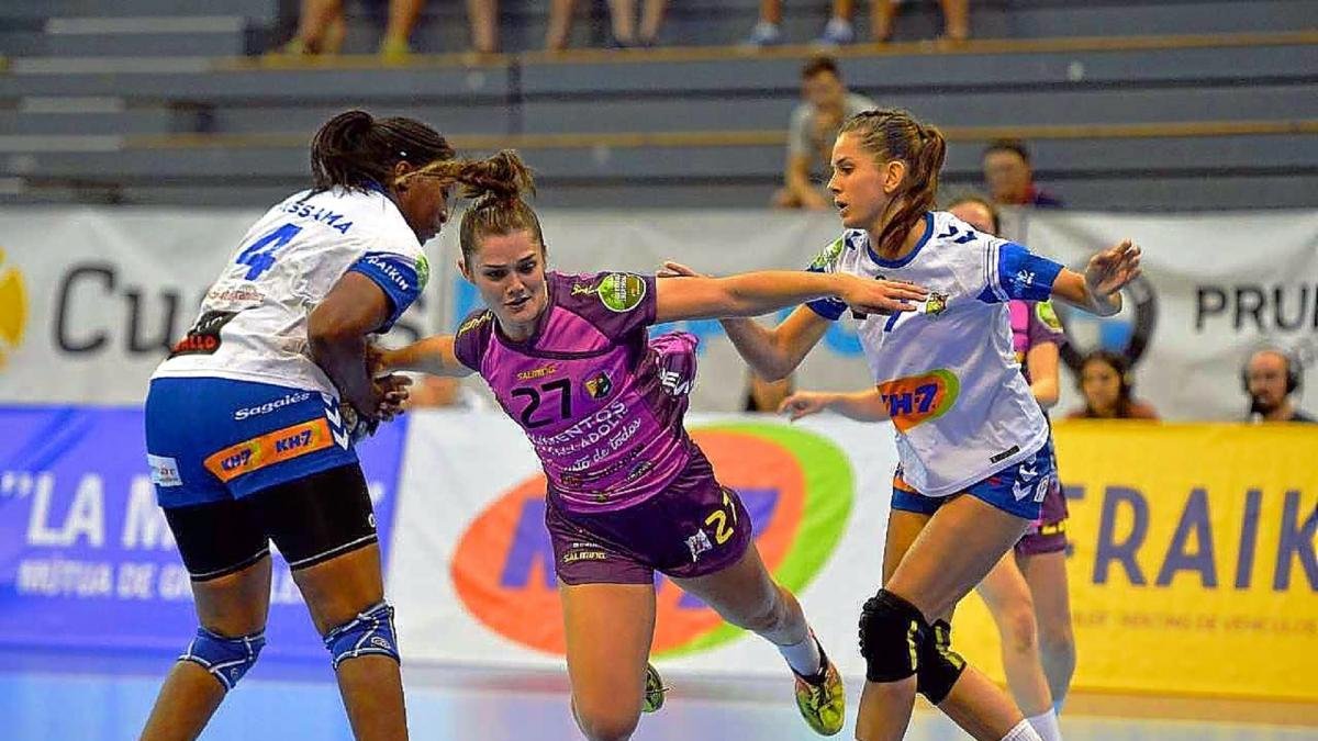 Elena Cuadrado es agarrada por Kaba Gassama tras superar a Elene Vázquez.-PHOTODEPORTE