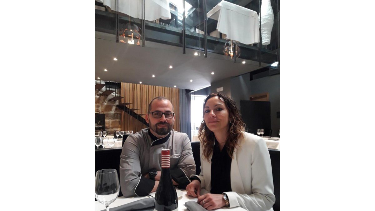 David García y Beatriz Espinazo en su local.-ANTONIO GARCÍA
