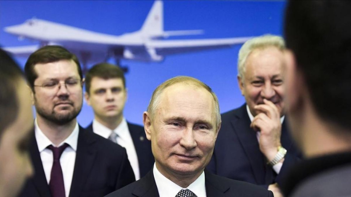 Vladimir Putin se dirige a los empleados en su visita a la planta que fabrica el nuevo avión TU-160, en Kazan.-/ AP / ALEXEI NIKOLSKY