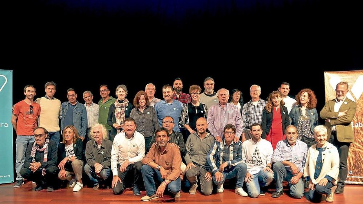 Foto de familia de los candidatos de VTLP a las municipales, ayer en el Centro Cívico Delicias.-JUAN POSTIGO