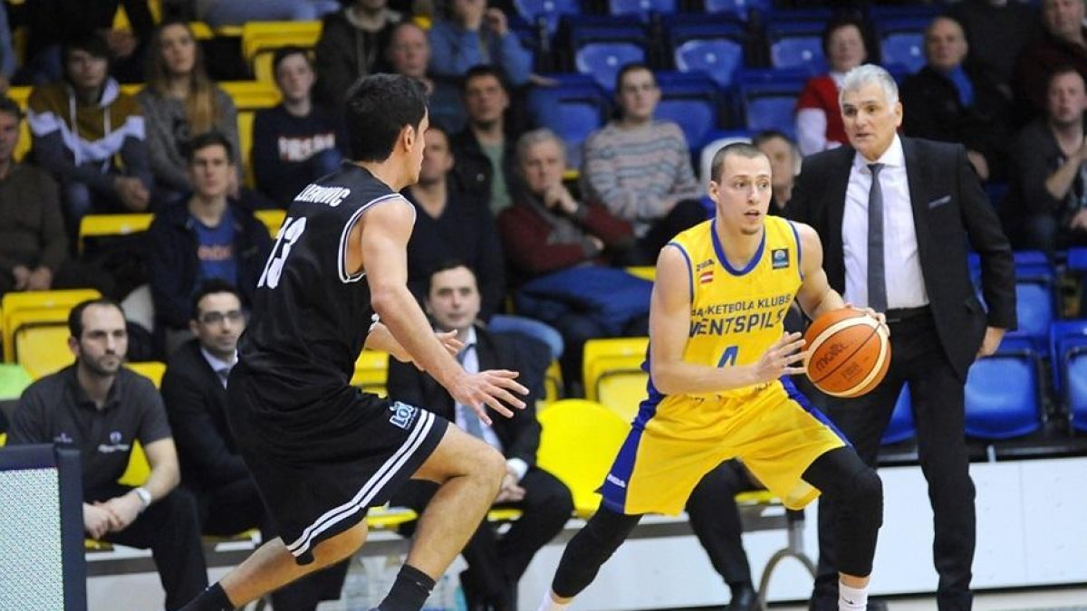 El ‘combo’ letón Toms Leimanis, en acción con la camiseta del Koroivos Amaliadas griego.-E. M.