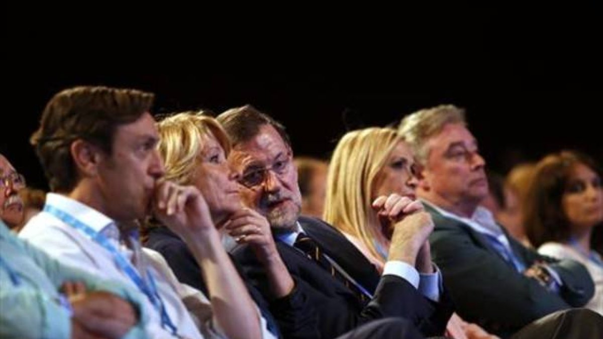 Mariano Rajoy, flanqueado por Esperanza Aguirre y Cristina Cifuentes, ayer durante la inauguración de la convención que los populares celebran en Madrid.-Foto: DAVID CASTRO