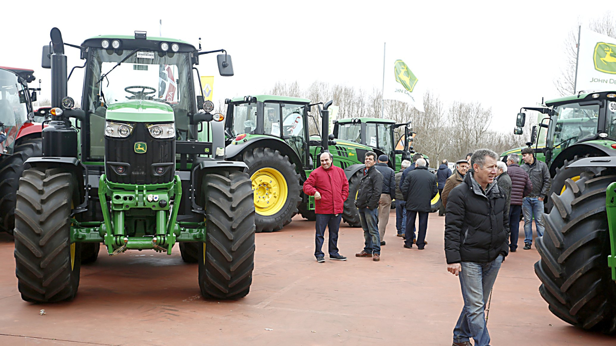 Agricultores visitan la exposición de maquinaria agrícola en una anterior edición de la feria. C. S. Campillo / ICAL