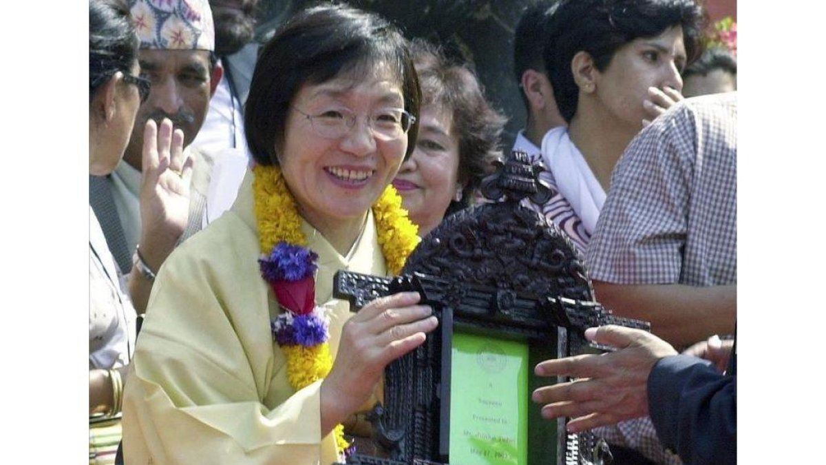 Tabei recibe un galardón en Katmandú en el 2003.-AP / BINOD JOSHI