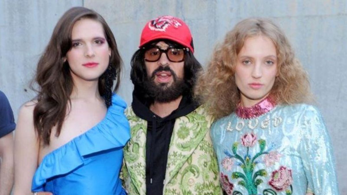 Alessandro, con la actriz y modelo trans Hari Nef (izquierda) y la artista Petra Collins. Abajo, una campaña antigua de la casa y el ‘porno chic’ de Tom Ford.-GETTY / CRAIG BARRITT
