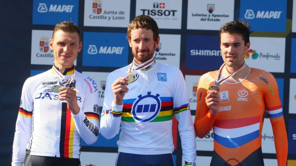 El británico Bradley Wiggins se proclama campeón del Mundo contrarreloj en el Campeonato del Mundo disputado en Ponferrada. Junto a él, el segundo clasificado, Tony Martin (I), medalla de plata, y Tom Dumoulin, medalla de bronce-Ical