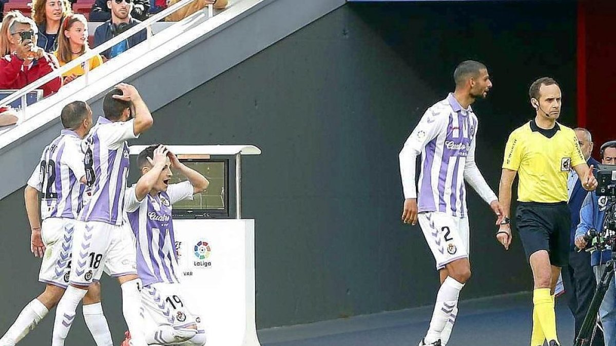 Joaquín habla con Melero tras ver las imágenes en televisión y no pitar penalti, mientras Toni (19) y Moyano (18) se echan las manos a la cabeza, junto a Nacho.-P.D.