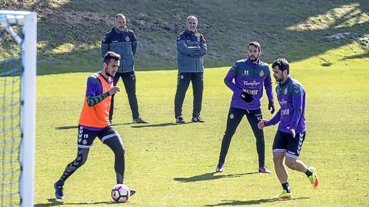 Herrera, en el centro junto a su segundo, observa a Jordán con el balón.-P.R.