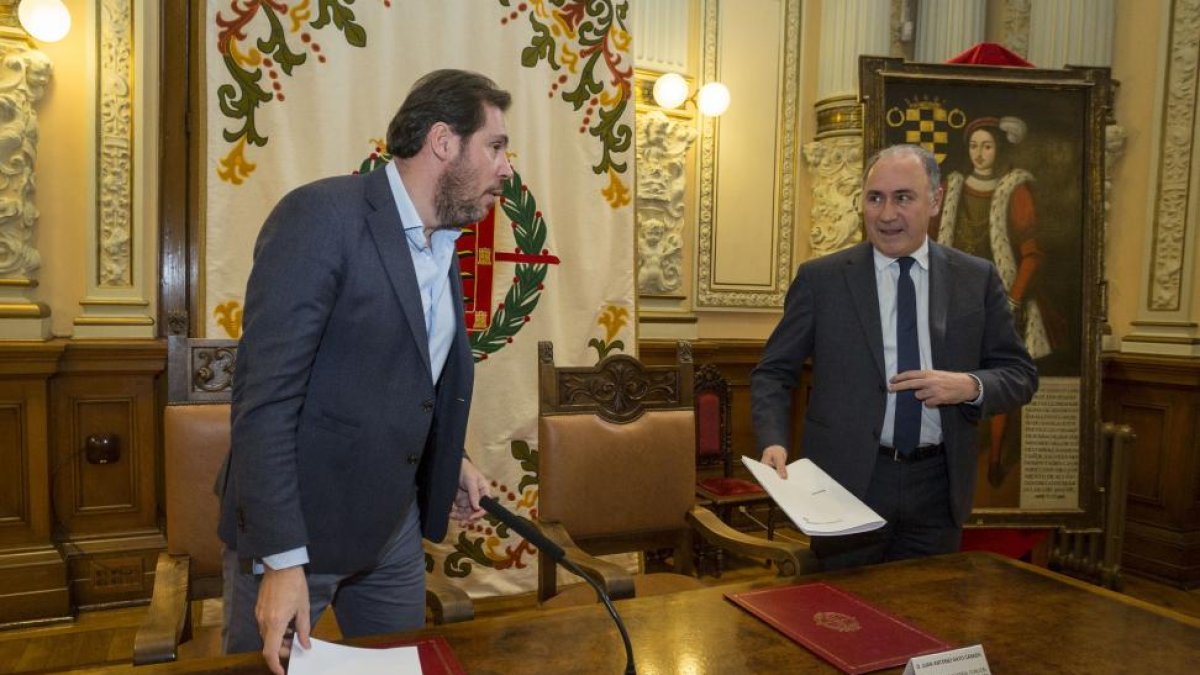 Óscar Puente y Antonio Gato en la rueda de prensa del plan de empleo.-ICAL