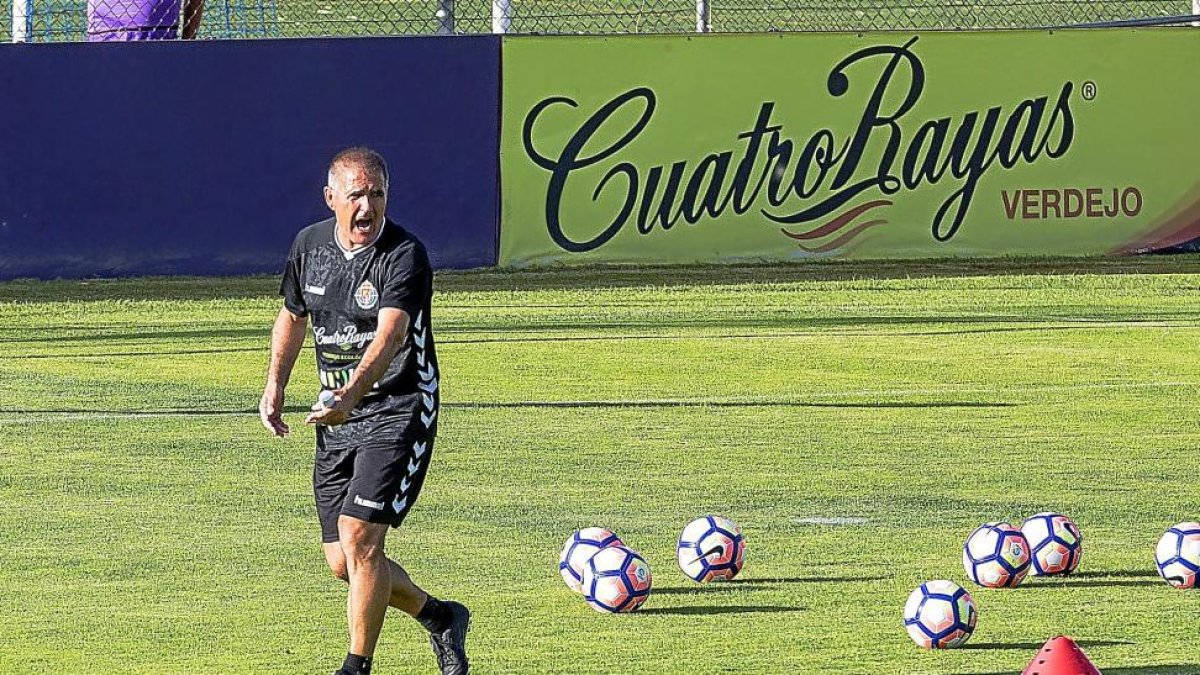 Paco Herrera, durante el primer entrenamiento de pretemporada en los Anexos el pasado lunes.-MIGUEL ÁNGEL SANTOS