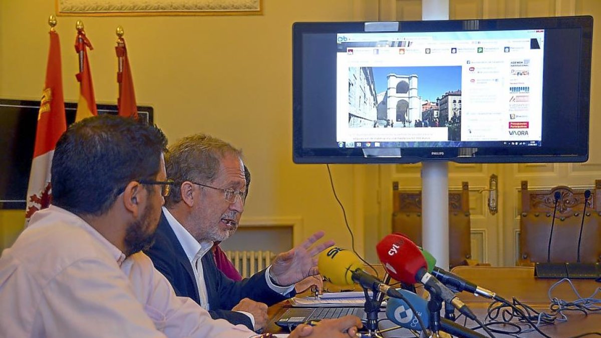 El concejal de Urbanismo, Manuel Saravia, ayer durante su comparecencia ante los medios.-ICAL
