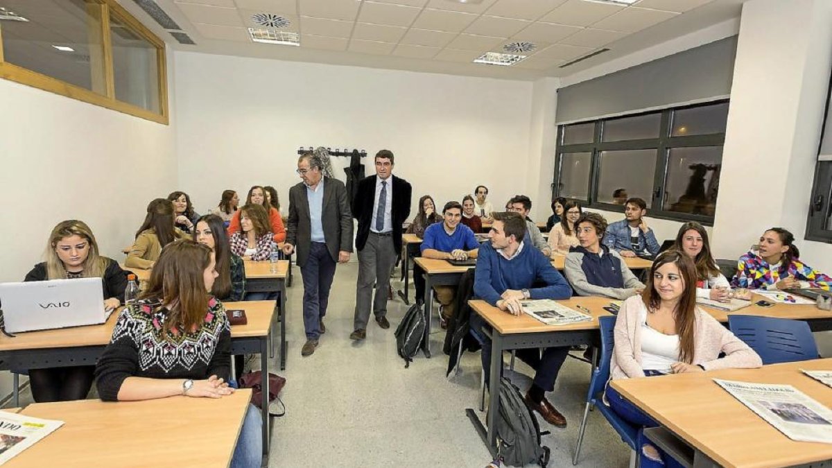 Luis Barcenilla y Pablo Lago, instantes antes de la charla del director de EL MUNDO DE CASTILLA Y LEÓN.-M. Á. Santos