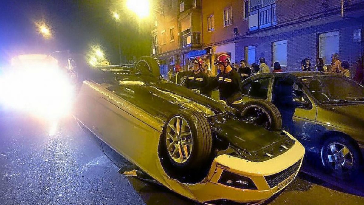 Estado que presentaba el coche que volcó en la calle Tirso de Molina.-ICAL