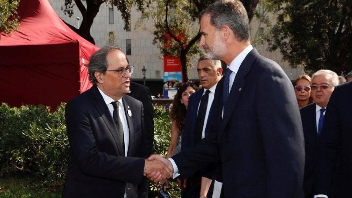 El rey Felipe VI saluda al president de la Generalitat, Quim Torra, a su llegada a la plaza de Cataluña en agosto del 2018, en el aniversario de los atentados del 17-A.-EFE / FRANCISCO GÓMEZ (EFE)