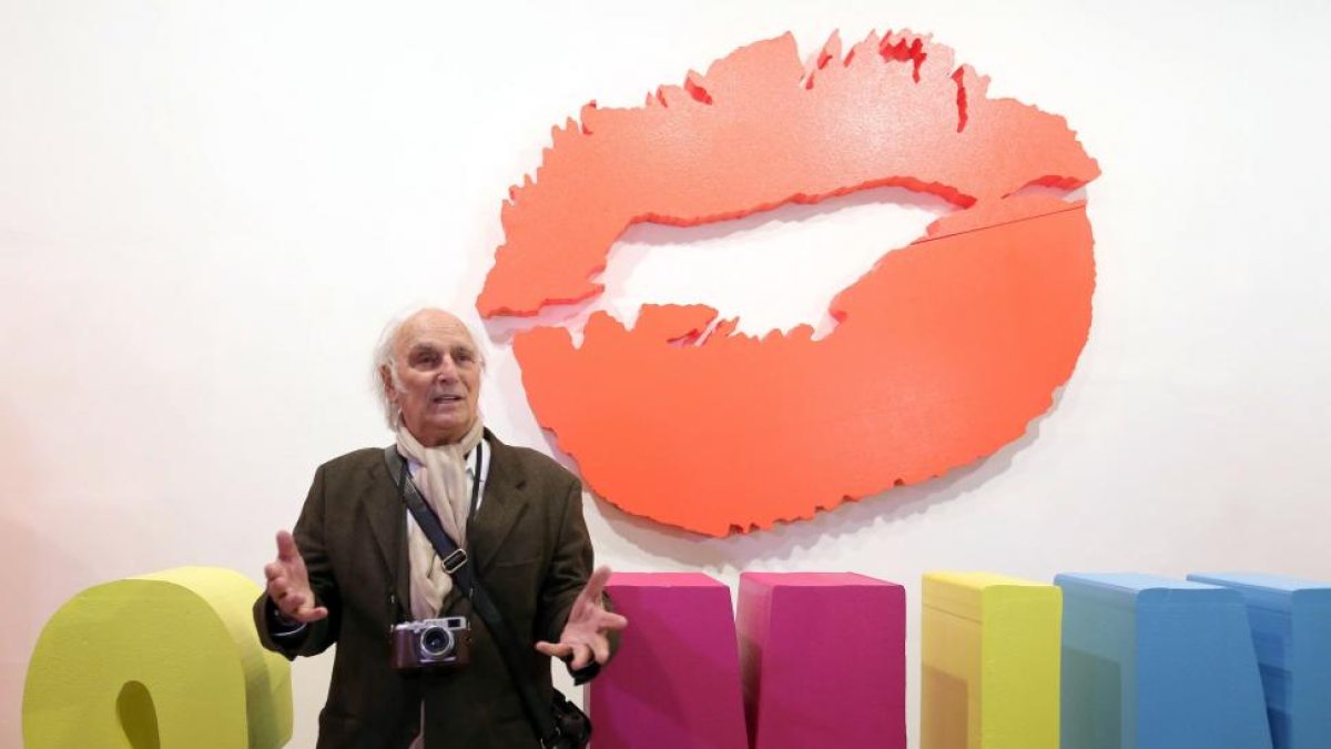 El director Carlos Saura presenta su película ‘Zonda, folclore argentino’, en la 60ª Semana Internacional de Cine de Valladolid.-ICAL