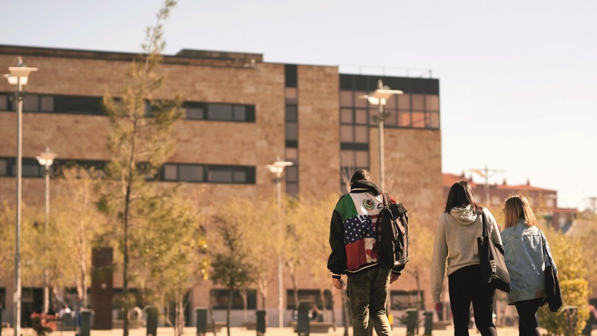 Tres estudiantes pasean por uno de los campus de la Universidad de Salamanca. E. M.