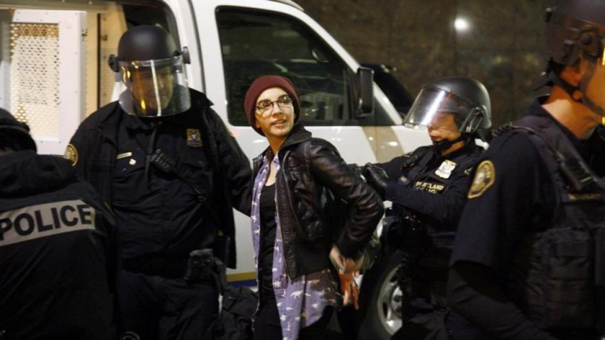 Una joven es detenida en las protestas del jueves por la noche en Portland.-REUTERS / STEVE DIPAOLA