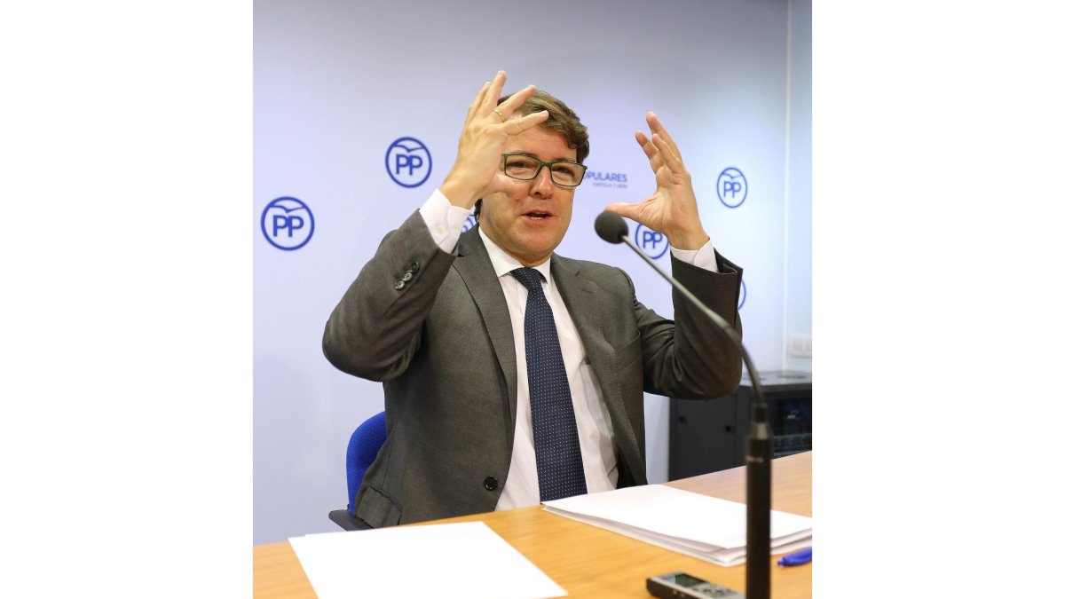 El presidente del PP de Castilla y León, Alfonso Fernández Mañueco, comparece para informar de los asuntos tratados en la reunión que mantiene con el presidente de la Junta, Juan Vicente Herrera.-LETICIA PÉREZ / ICAL