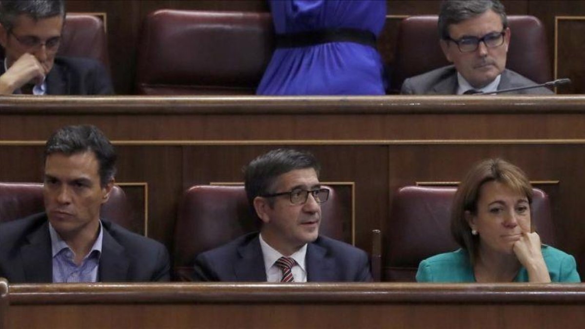 Los diputados del PSOE Pedro Sánchez, Patxi López y Soraya Rodríguez, en el hemiciclo del Congreso.-EFE / BALLESTEROS