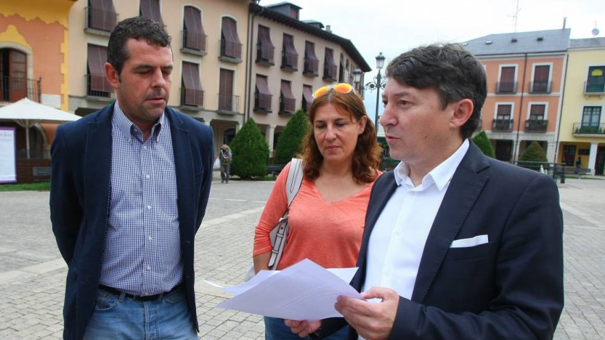 El portavoz de USE Bierzo en el Ayuntamiento de Ponferrada, Samuel Folgueral (D), junto al presidente de FELE Bierzo, Javier Morán (I), y la concejala Cristina López-Ical