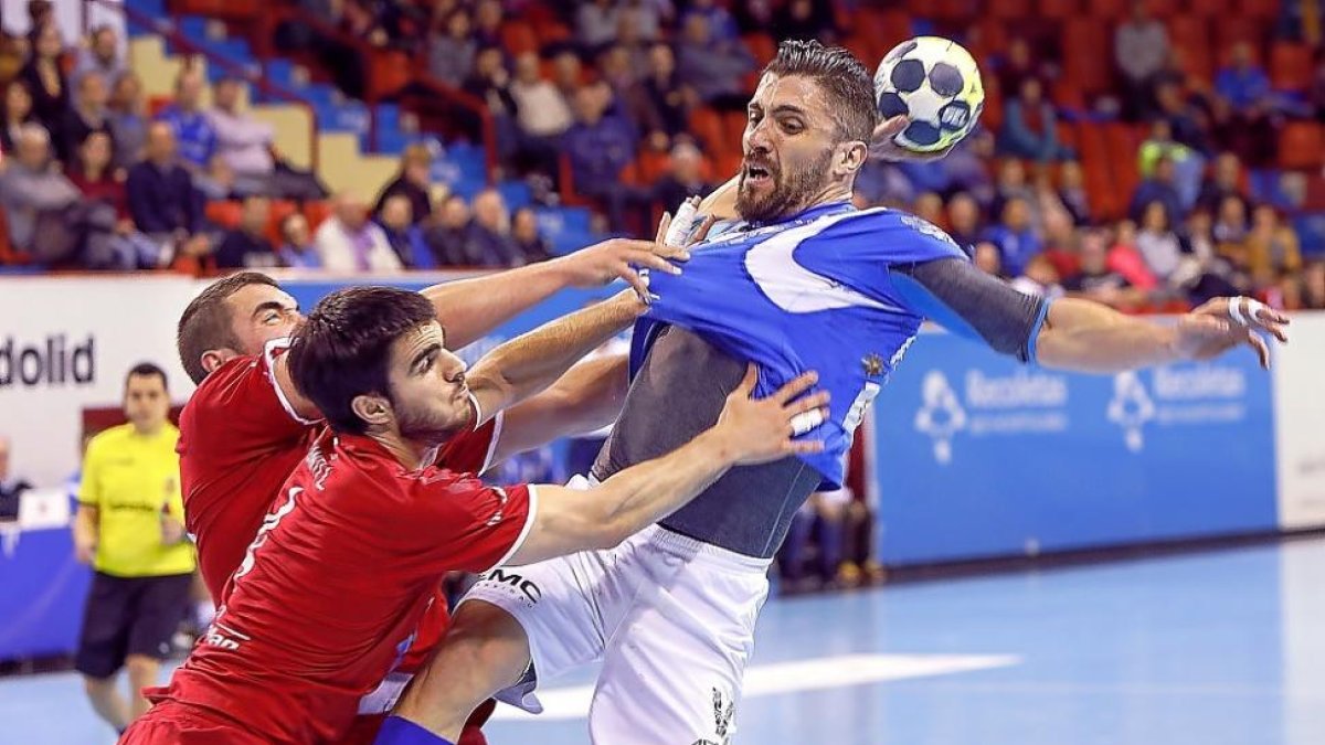 Roberto Pérez durante el partido de la eliminatoria ante Alcobendas.-J.M. LOSTAU