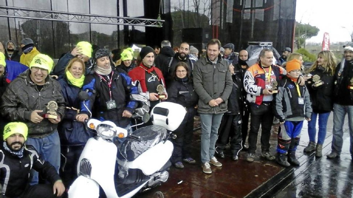ENTREGA DE PREMIOS COMO COLOFÓN. La fiesta concluyó con la entrega de premios a los inscritos más destacados. Alberto Lucas fue el primero en varones y Mercedes Ortíz en féminas; Dominique Gosset fue el más ‘lejano’ al llegar desde Luneville (Francia) y -E.M.