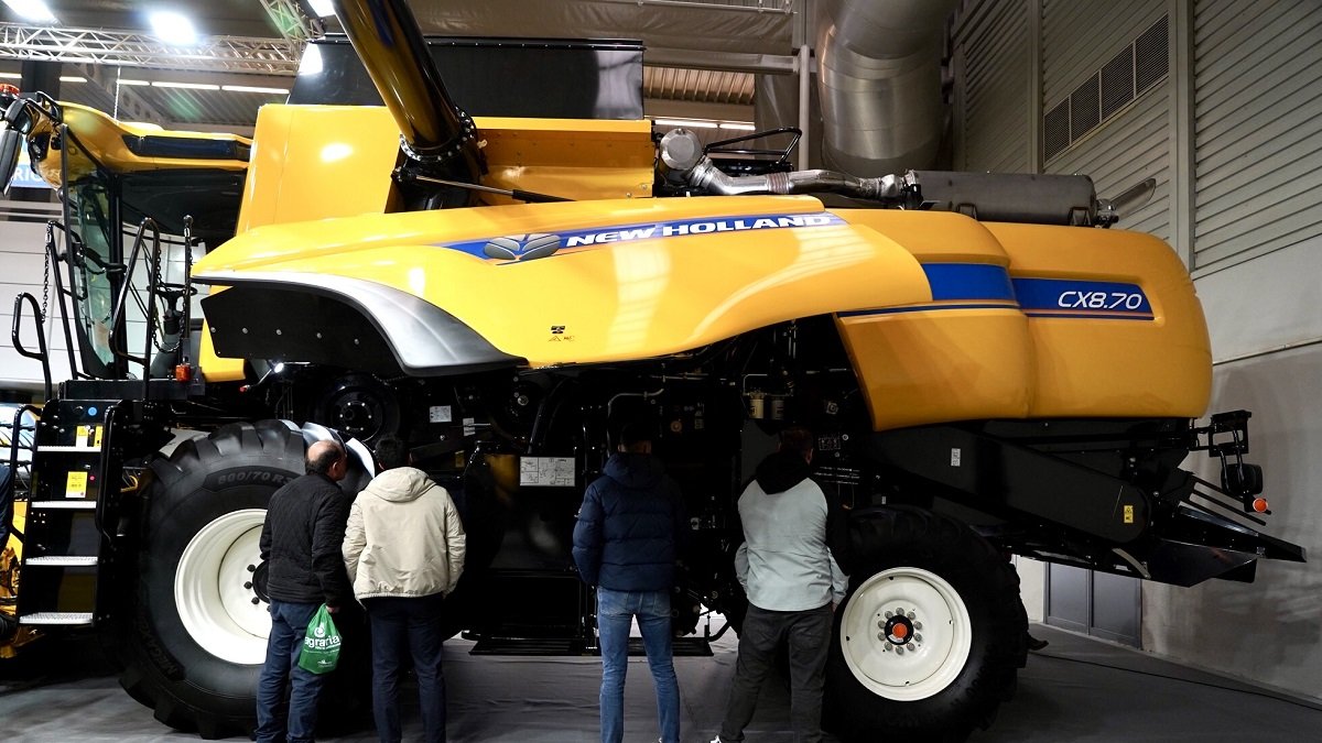 Un grupo de agricultores contempla el equipamiento de una cosechadora en la anterior edición de 'Agraria'.