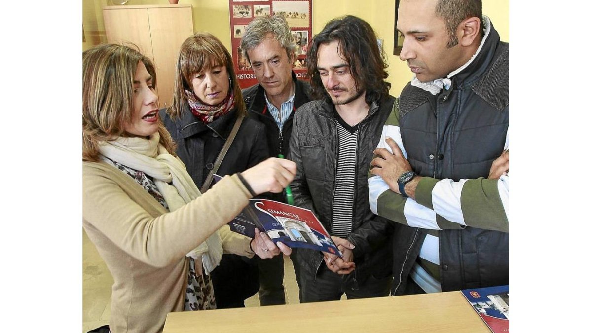 Turistas en la oficina de Simancas-J.M.Lostau