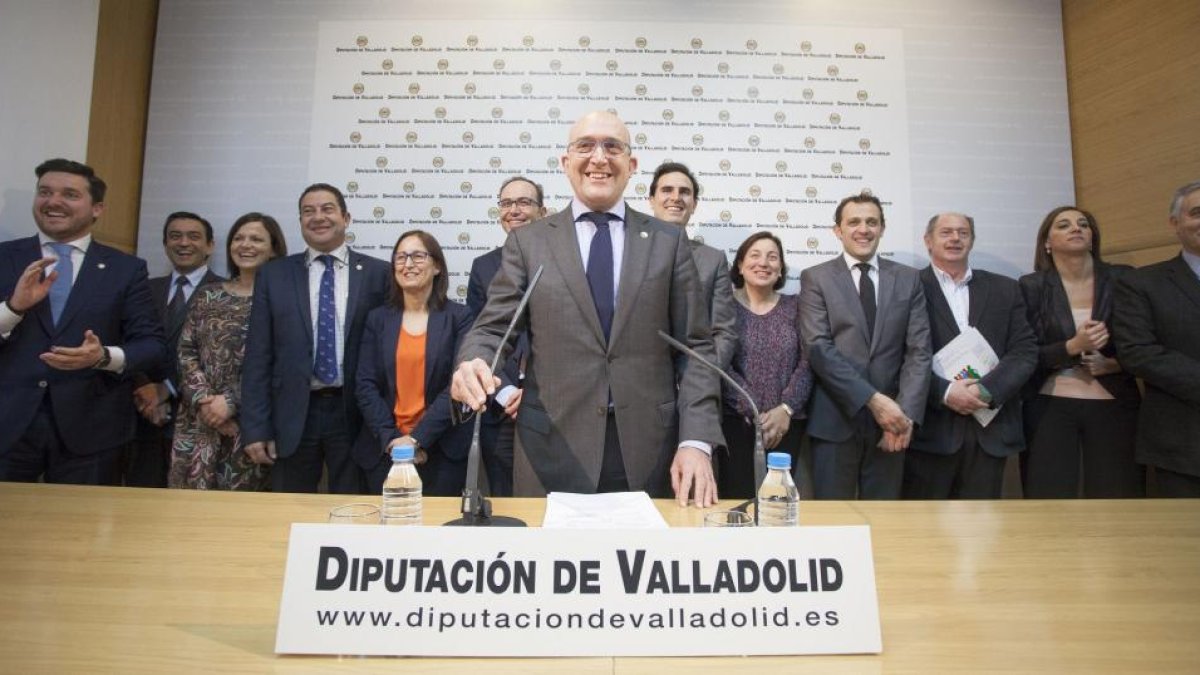 El presidente de la Diputación de Valladolid, Jesús Julio Carnero, lee el contenido del manifiesto que presentará su grupo en el próximo pleno, en defensa de las diputaciones.-ICAL