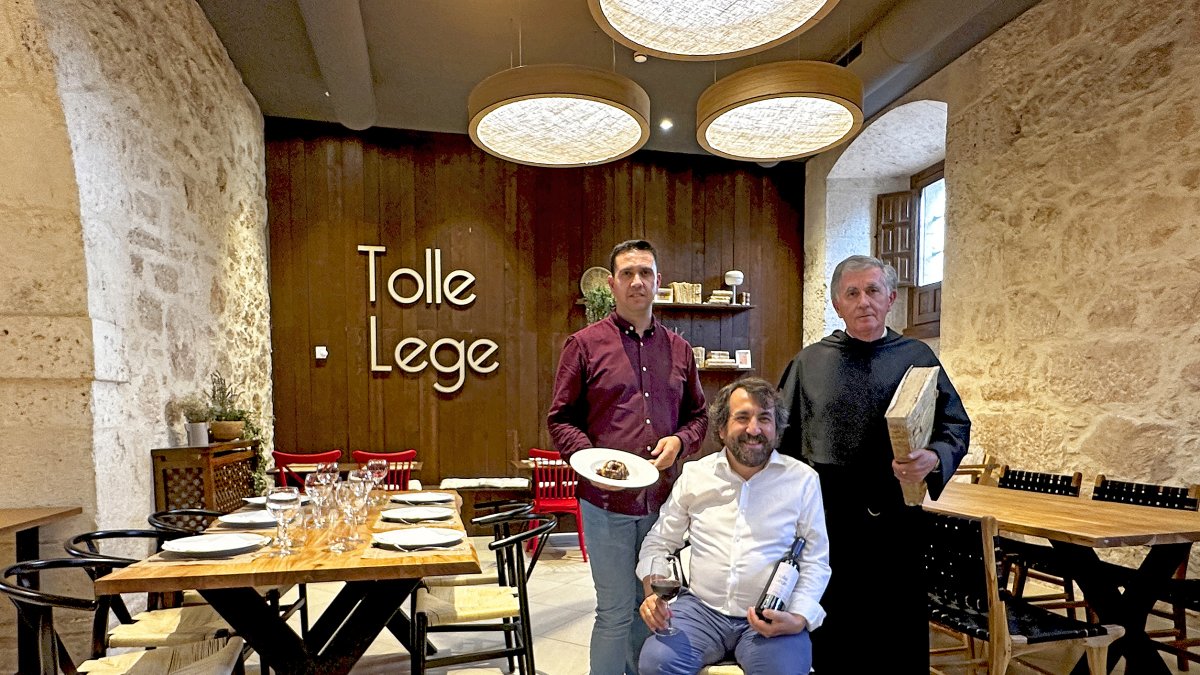 Armando García y Diego Santos, director y jefe de sala del restaurante, junto al prior del monasterio de Santa María de la Vid, Agustín Alcalde. /