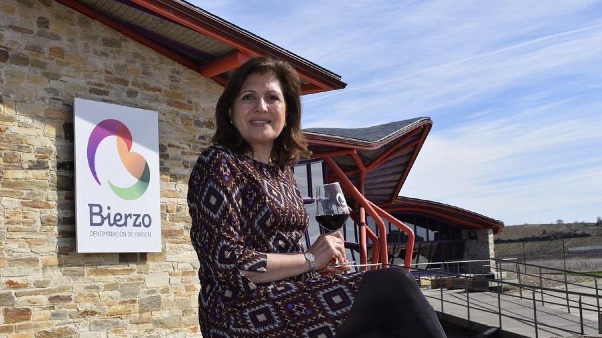 Milagrosa Bello, en la puerta del Consejo Regulador.-ARGICOMUNICACIÓN