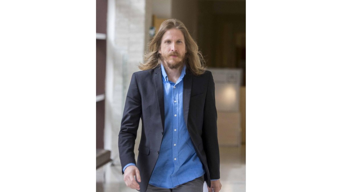 El portavoz de Podemos, Pablo Fernández, registra la enmienda a la totalidad de los presupuestos y otro documento, en el Registro de las Cortes-ICAL