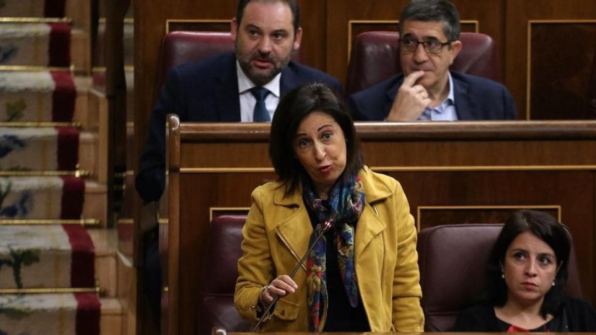 La portavoz del PSOE, Margarita Robles, en la sesión de control en el Congreso.-JUAN MANUEL PRATS