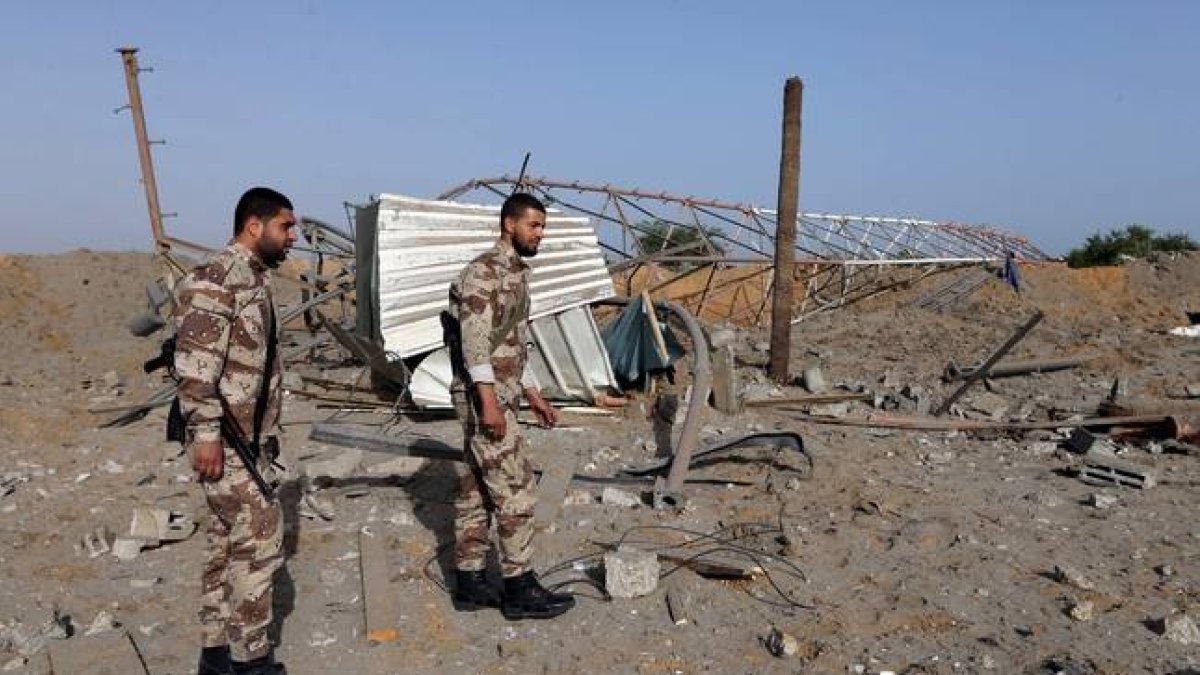 Soldados de Hamás inspeccionan una de sus instalaciones atacadas por Israel, este miércoles en el sur de Gaza.-Foto: REUTERS / IBRAHEEM ABU MUSTAFA
