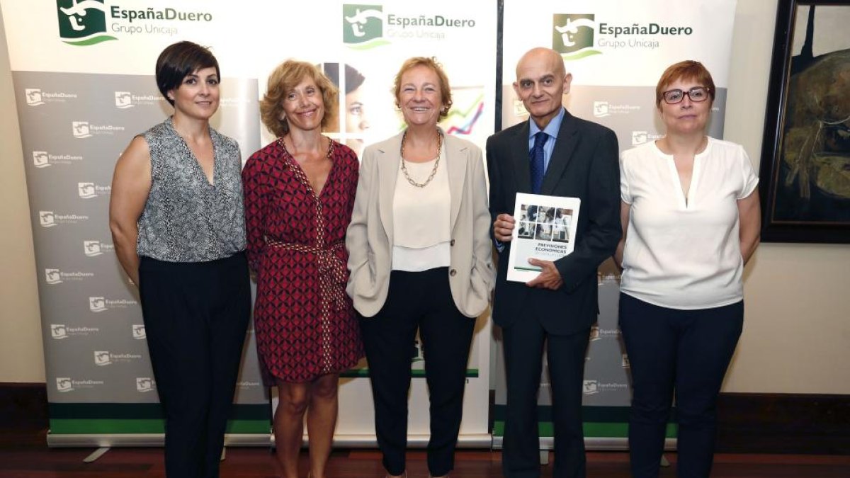 La consejera delegada de España Duero, María Luisa Lombardero (C) presenta el número 6 del Informe de Previsiones Económicas de Castilla y León elaborado por la entidad financiera.-ICAL