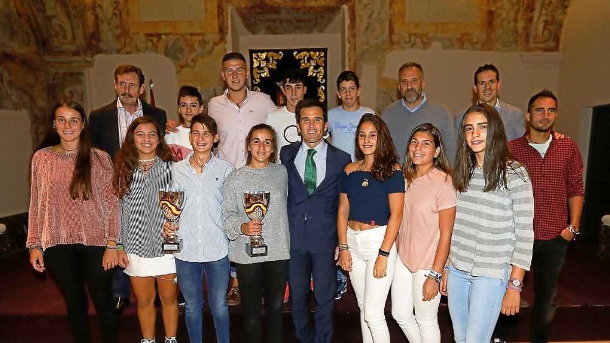 El director general de Deportes, Alfonso Lahuerta, recibió al combinado regional.-J.M. LOSTAU