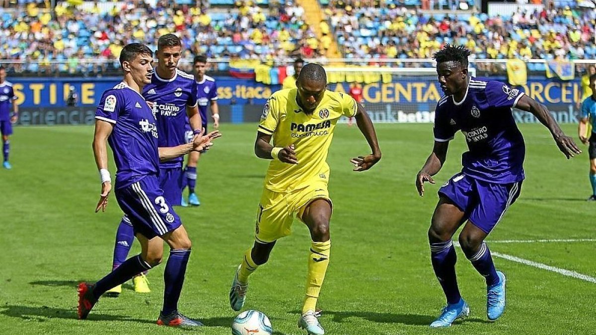 Alcaraz, Barba y Salisu, pendientes de la internada de Ekambi en el partido contra el Villarreal.-JUAN MARTÍ