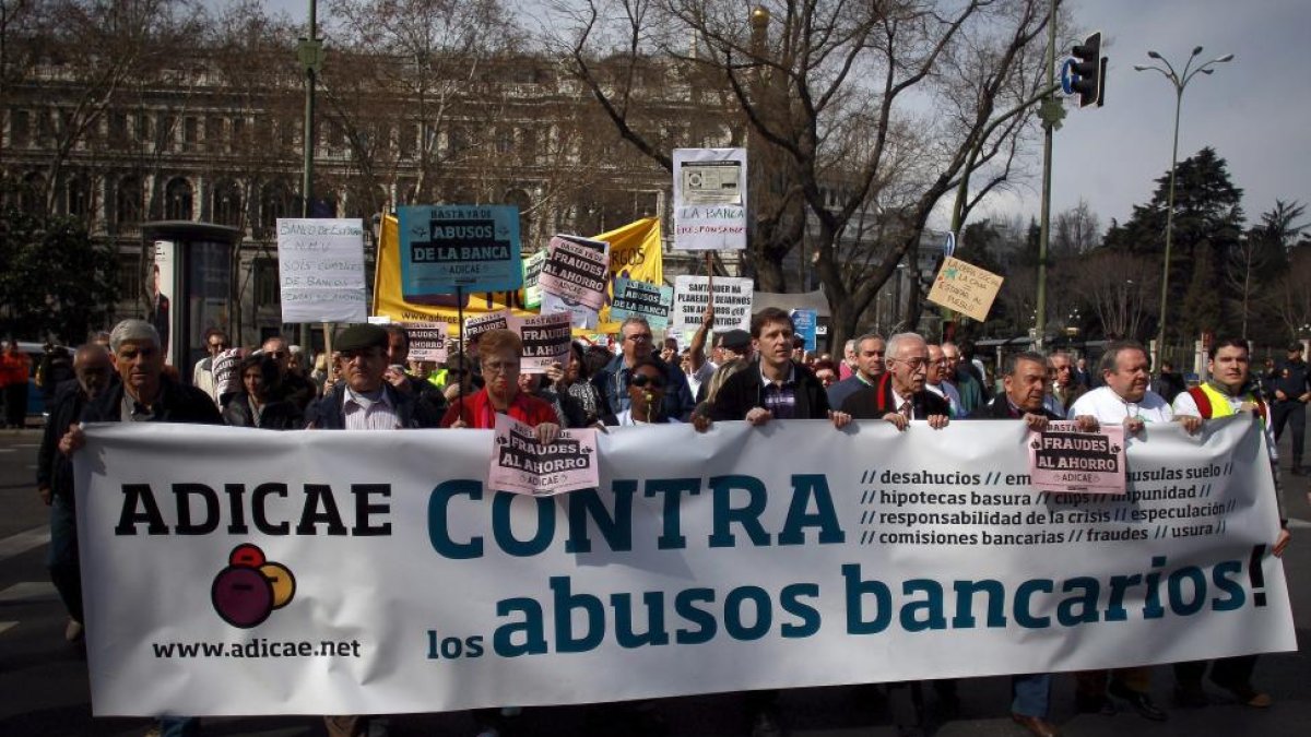 Imagen de una manifestación de Adicae contra los abusos bancarios.-EL MUNDO