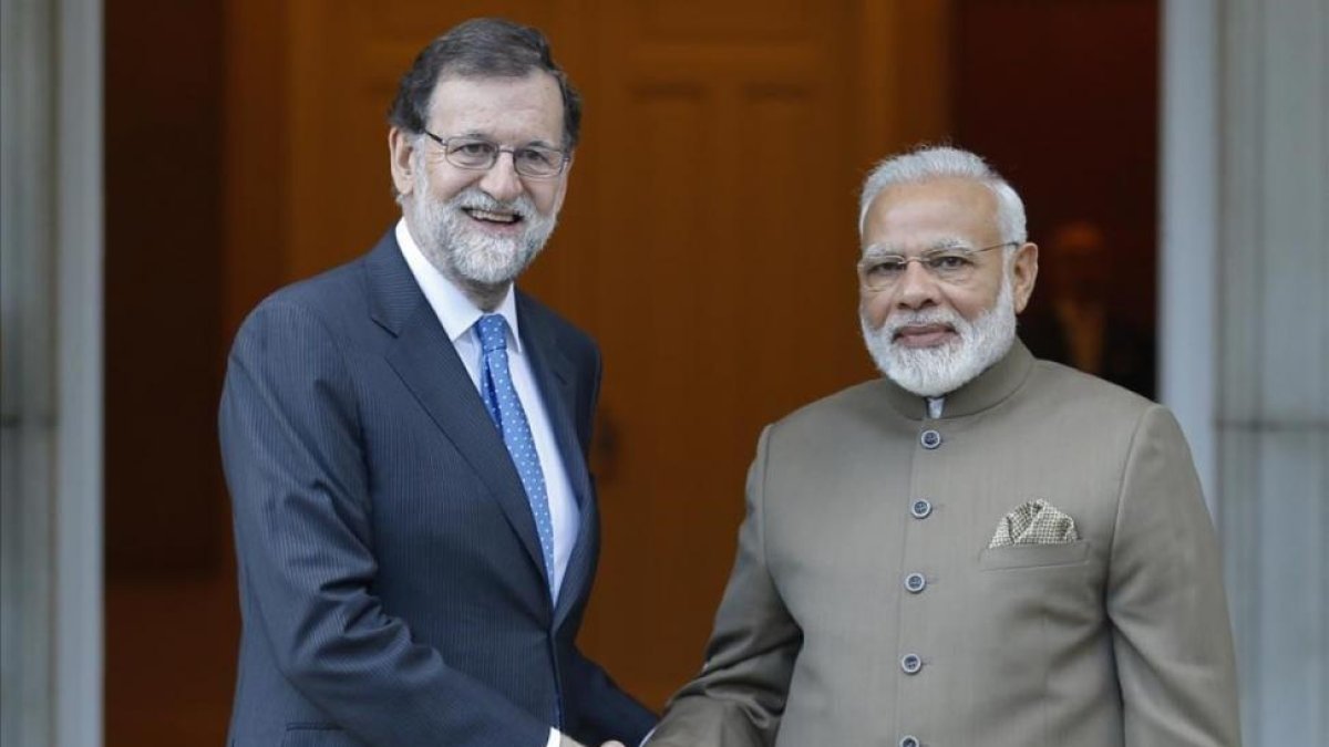 Mariano Rajoy recibe al primer ministro de la India, Narendra Modi, en la escalinata de la Moncloa.-AP / FRANCISCO SECO
