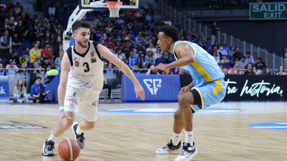 Sergi Costa conduce el balón con el Almansa.RVB