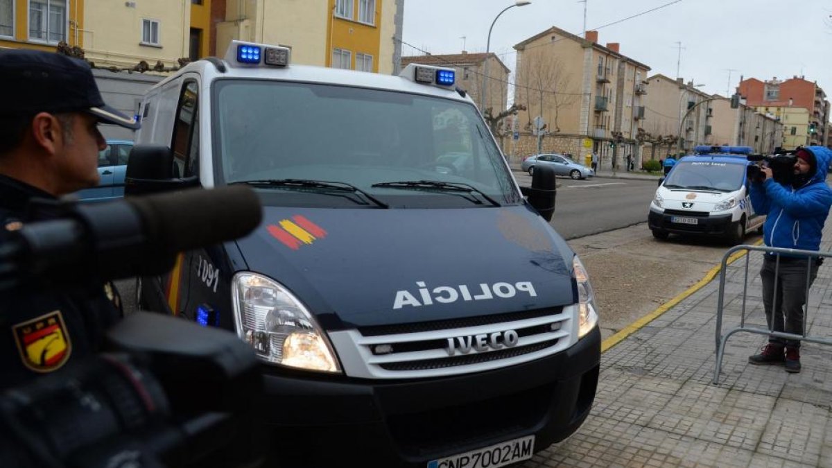 Los tres jugadores entran a declarar en el juzgado de Aranda.-ICAL