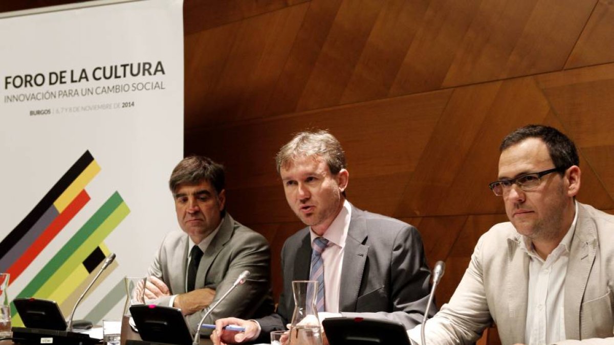 El alcalde de Burgos, Javier Lacalle, presenta en Madrid el I Foro de la Cultura. En la imagen, junto al concejal de Cultura, Fernando Gómez(I); el organizador del foro Óscar Blanco(D)-Ical