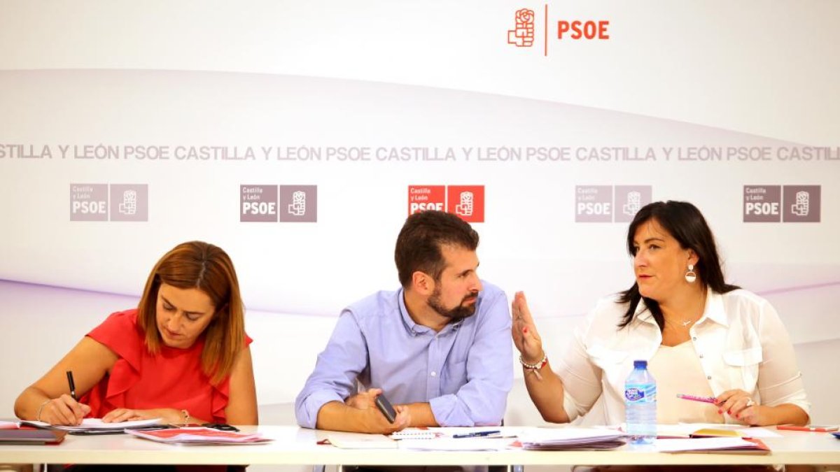 El secretario general del PSCyL, Luis Tudanca, preside el Plenario de la Comisión Ejecutiva Autonómica (CEA) del partido en la Comunidad. Junto a él, la vicesecretaria, Virginia Barcones (I), y la secretaria de Organización, Ana Sánchez (D).-ICAL