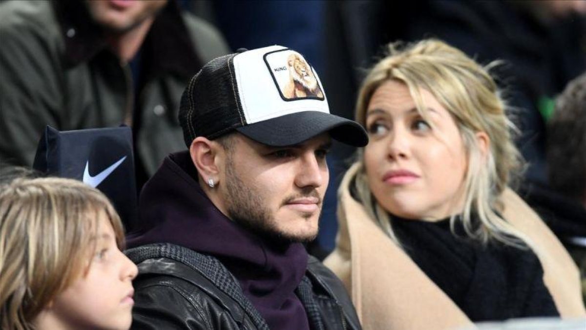 Mauro Icardi y Wanda Nara en las gradas del San Siro.-EL PERIÓDICO