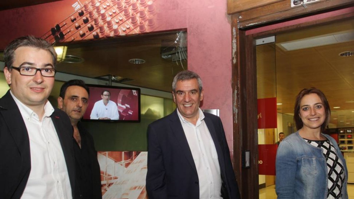 La candidata a la Alcaldía por el PSOE, Miriam Andrés (D) junto al diputado Julio Villarrubia (2D) y otros miembros del partido, acude a una entrevista en televisión tras conocer los resultados.-Ical
